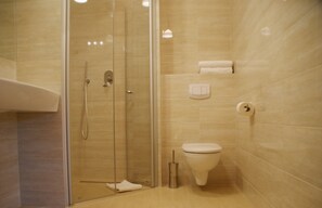 Superior Studio, Ensuite, Ground Floor | Premium bedding, desk, iron/ironing board, free cribs/infant beds - Villa la Val (Kamienna Gora)