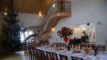 Breakfast, lunch, dinner served; international cuisine