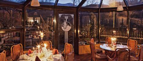 Breakfast, lunch, dinner served; international cuisine