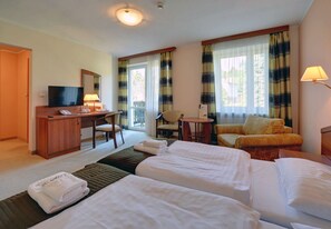 Camera Standard con 2 letti singoli, balcone, vista montagna | Una cassaforte in camera, una scrivania