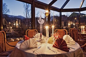 Aperto a colazione, pranzo e cena, cucina internazionale 