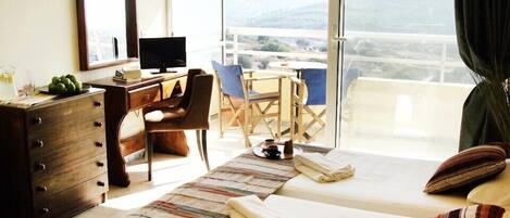 Triple Room, Mountain View | Desk, free cots/infant beds, free WiFi