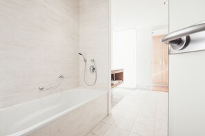 Suite | Badezimmer | Dusche, Haartrockner, Bademäntel, Handtücher