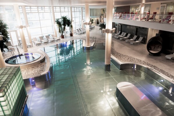 Een binnenzwembad en een buitenzwembad