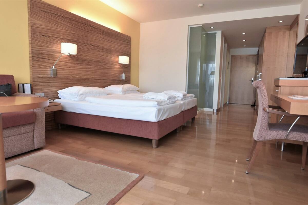 Phòng đôi Deluxe | Két bảo mật tại phòng, bàn, phòng cách âm 
