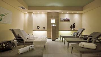 Een sauna, een bubbelbad, een stoombad, lichaamsbehandelingen