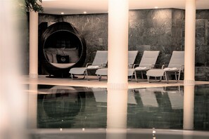 Innendørsbasseng