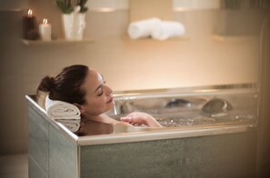 Sauna, hot tub, ruang uap, perawatan tubuh, dan pijat dengan batu panas