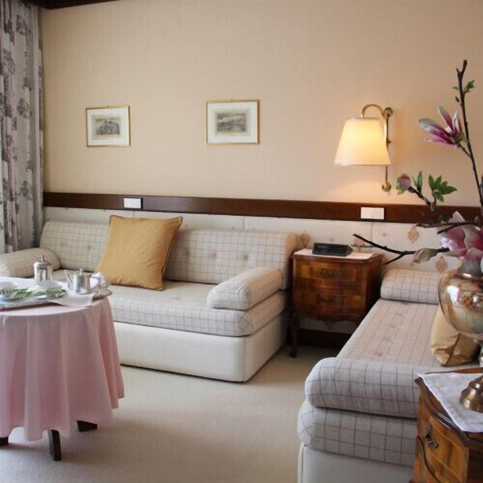 comfort condo, 1 king bed, kitchen, mountain view | living area | flat-screen tv