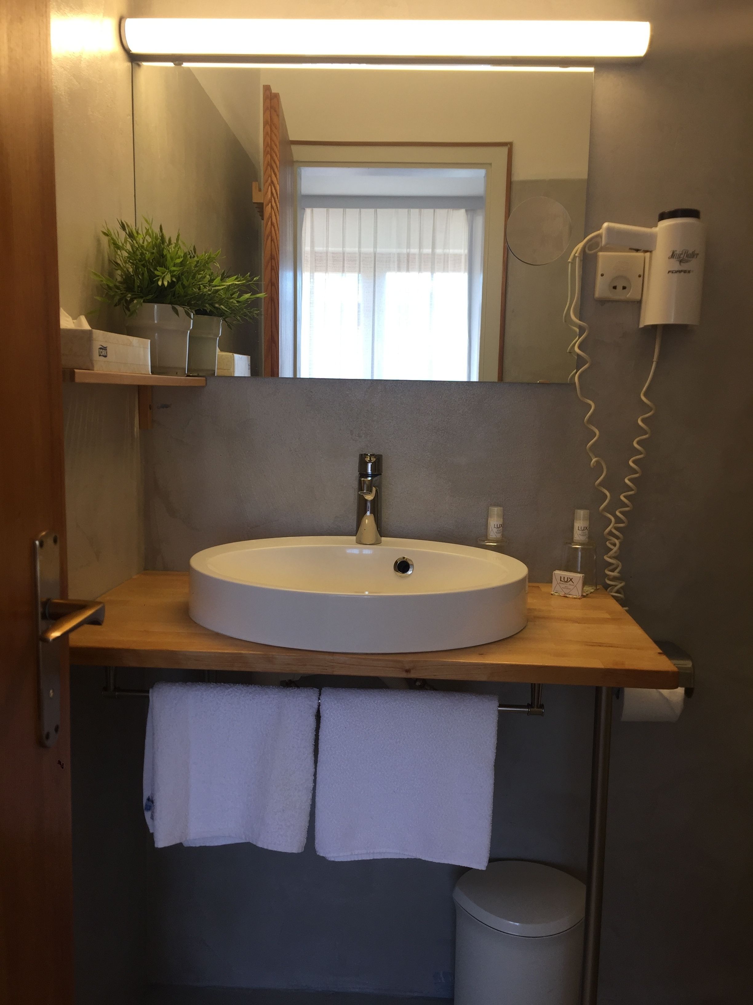 rainfall showerhead, free toiletries, hair dryer, towels