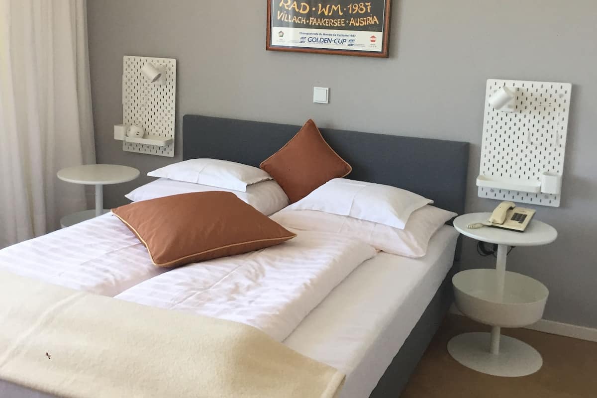 Camera Economy, 1 letto queen, non fumatori, vista montagna | 1 camera, una scrivania, Wi-Fi gratuito, lenzuola