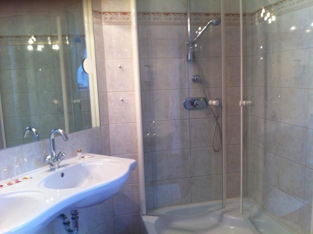 standard room | bathroom | rainfall showerhead, free toiletries, hair dryer, towels