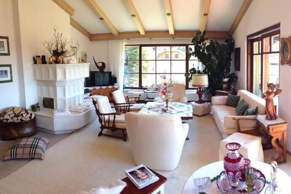 Appartamento Superior, 2 camere da letto, sauna, al piano executive | Area soggiorno | TV a schermo piatto