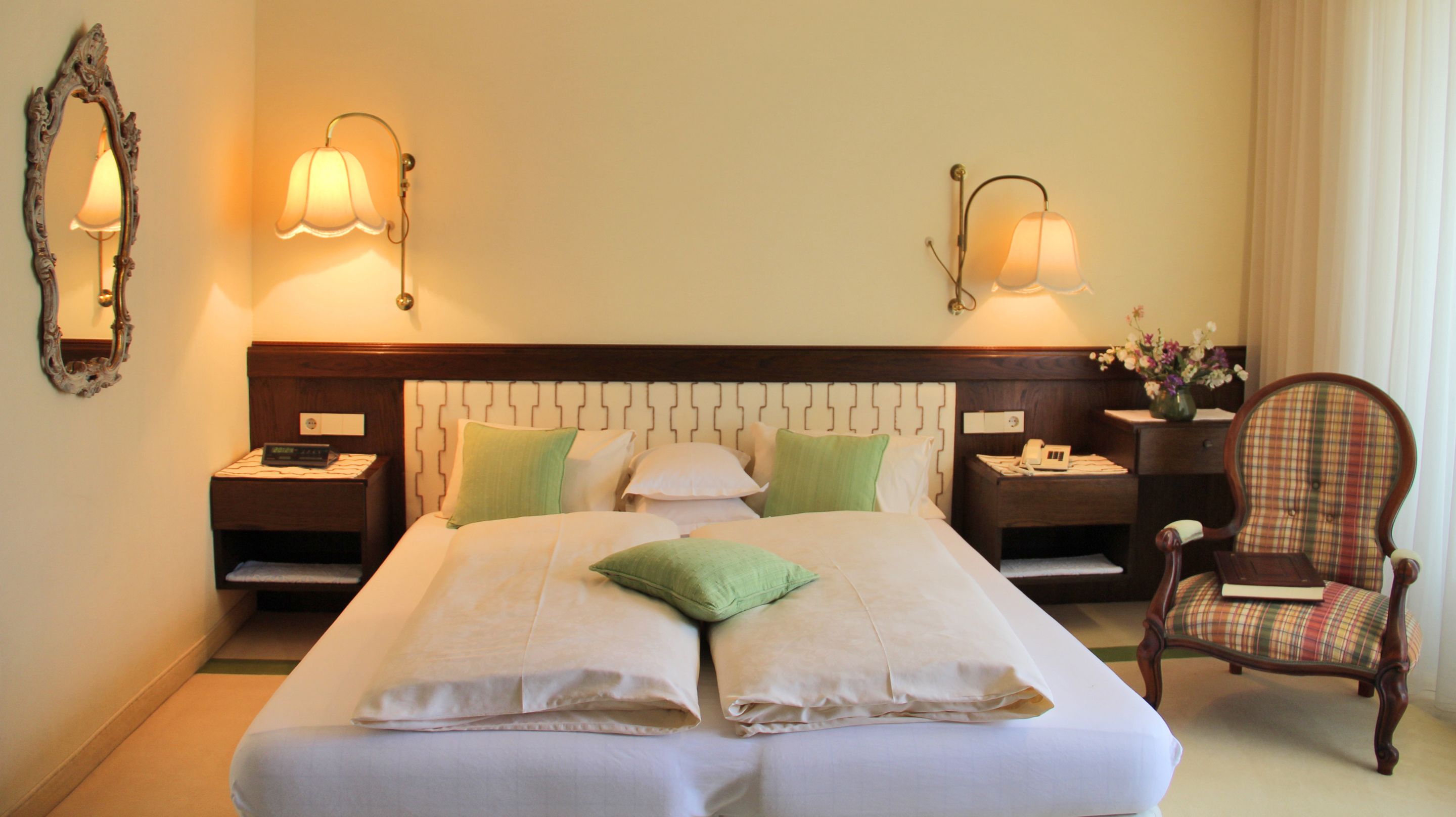 desk, free wifi, bed sheets