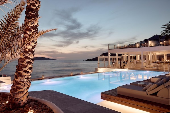 Sesongbasert utendørsbasseng, bassengparasoller og solsenger