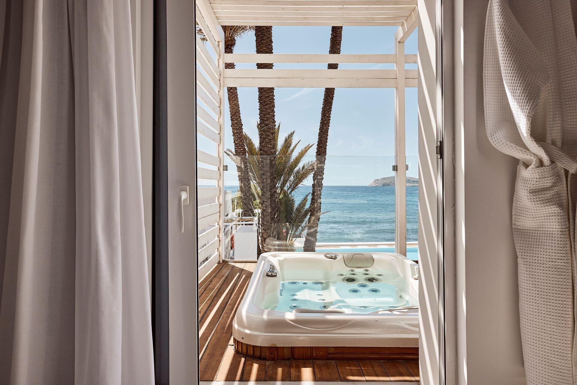 Sunset Suite, Sea View with Outdoor Jacuzzi | المنشأة من الداخل