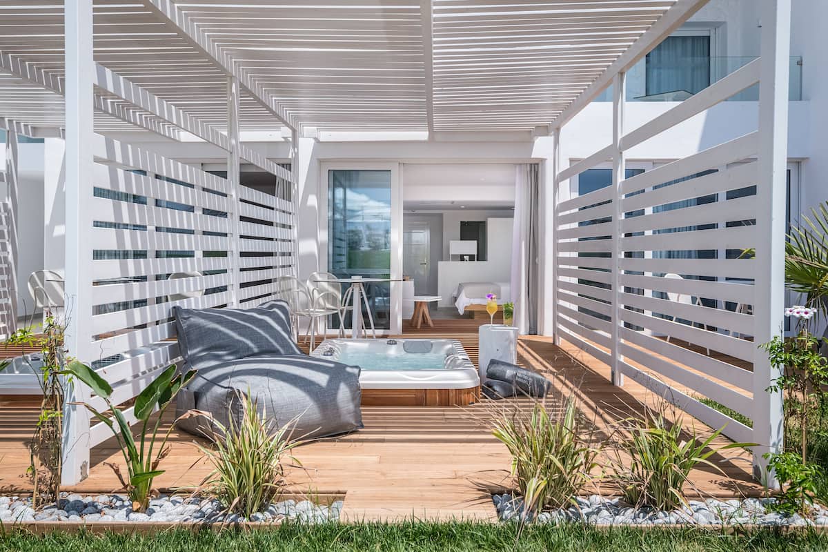 Junior Suite with outdoor Jacuzzi | 1 Schlafzimmer, hochwertige Bettwaren, Minibar, Zimmersafe