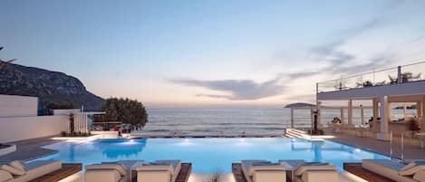 Sesongbasert utendørsbasseng, bassengparasoller og solsenger