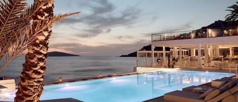 Außenpool (je nach Saison geöffnet), Sonnenschirme, Liegestühle