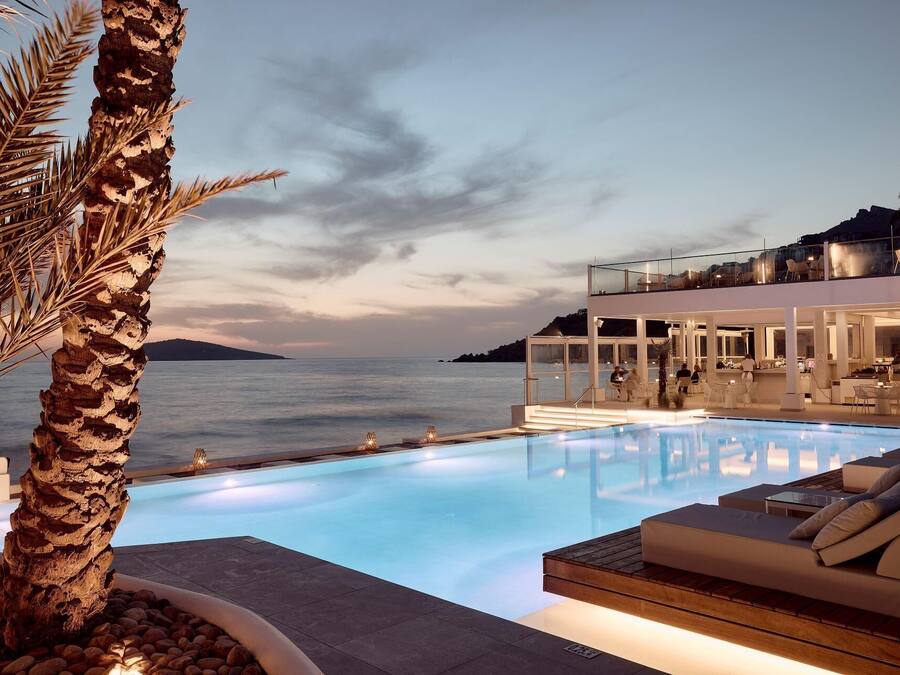 Sesongbasert utendørsbasseng, bassengparasoller og solsenger