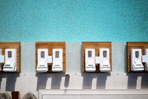 季節限定屋外プール、営業時間 10:00 ～ 18:00、プール パラソル、サンラウンジャー