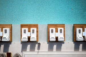 Piscina externa sazonal, funciona das 10h às 18h, guarda-sóis
