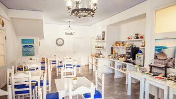 Desayuno buffet (EUR 10 por persona)