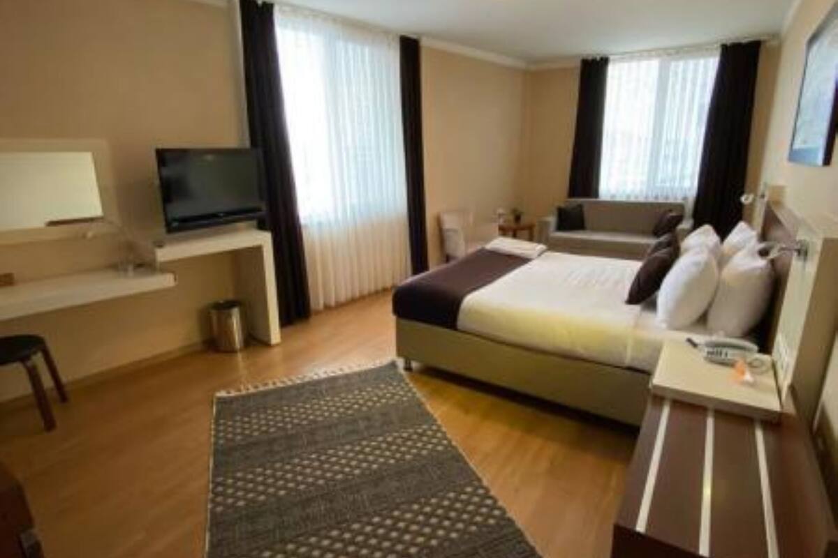 deluxe room | minibar, in-room safe, desk, laptop workspace