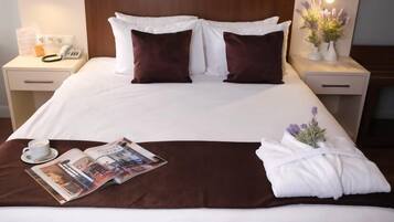 Minibar, caja de seguridad en la habitación y escritorio