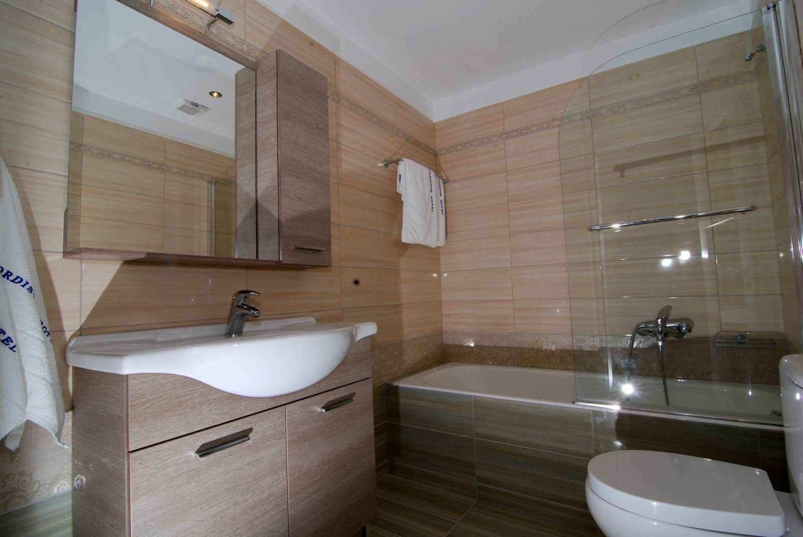 studio suite | bathroom | shower, free toiletries, hair dryer, towels