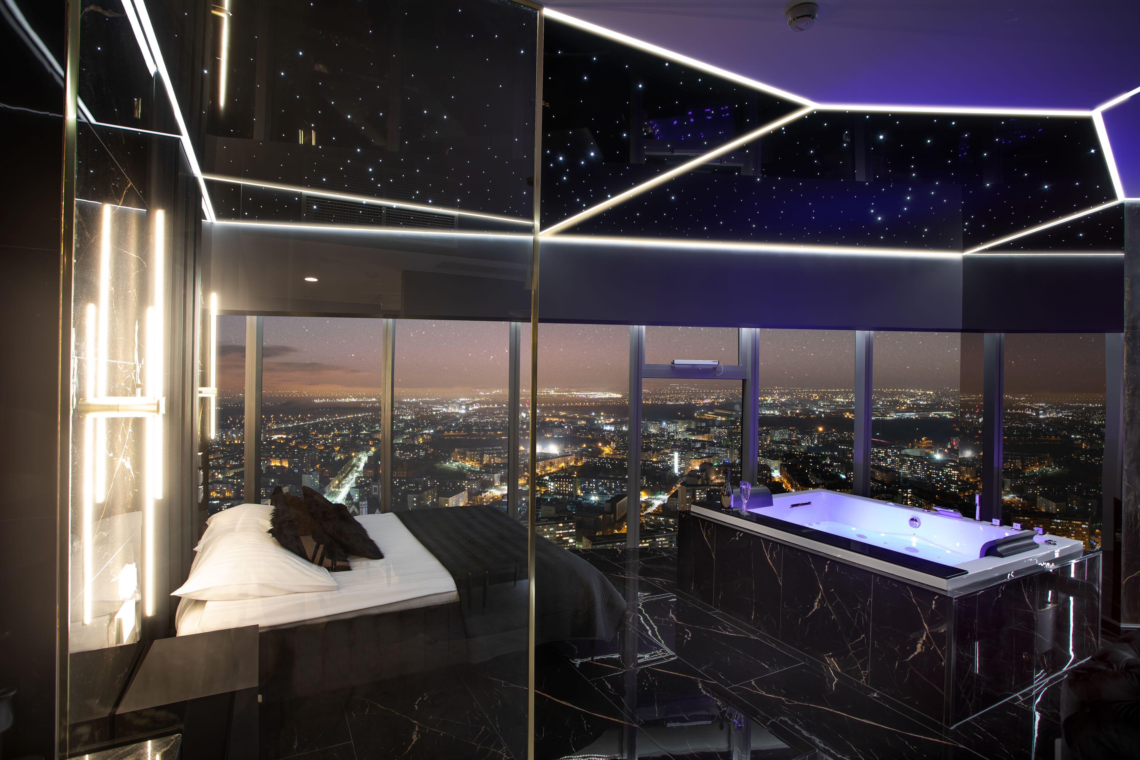 Deluxe Suite with Jetted Tub | 1 ห้องนอน, ห้องพักตกแต่งอย่างมีเอกลักษณ์, ตกแต่งพิเศษโดยเฉพาะ