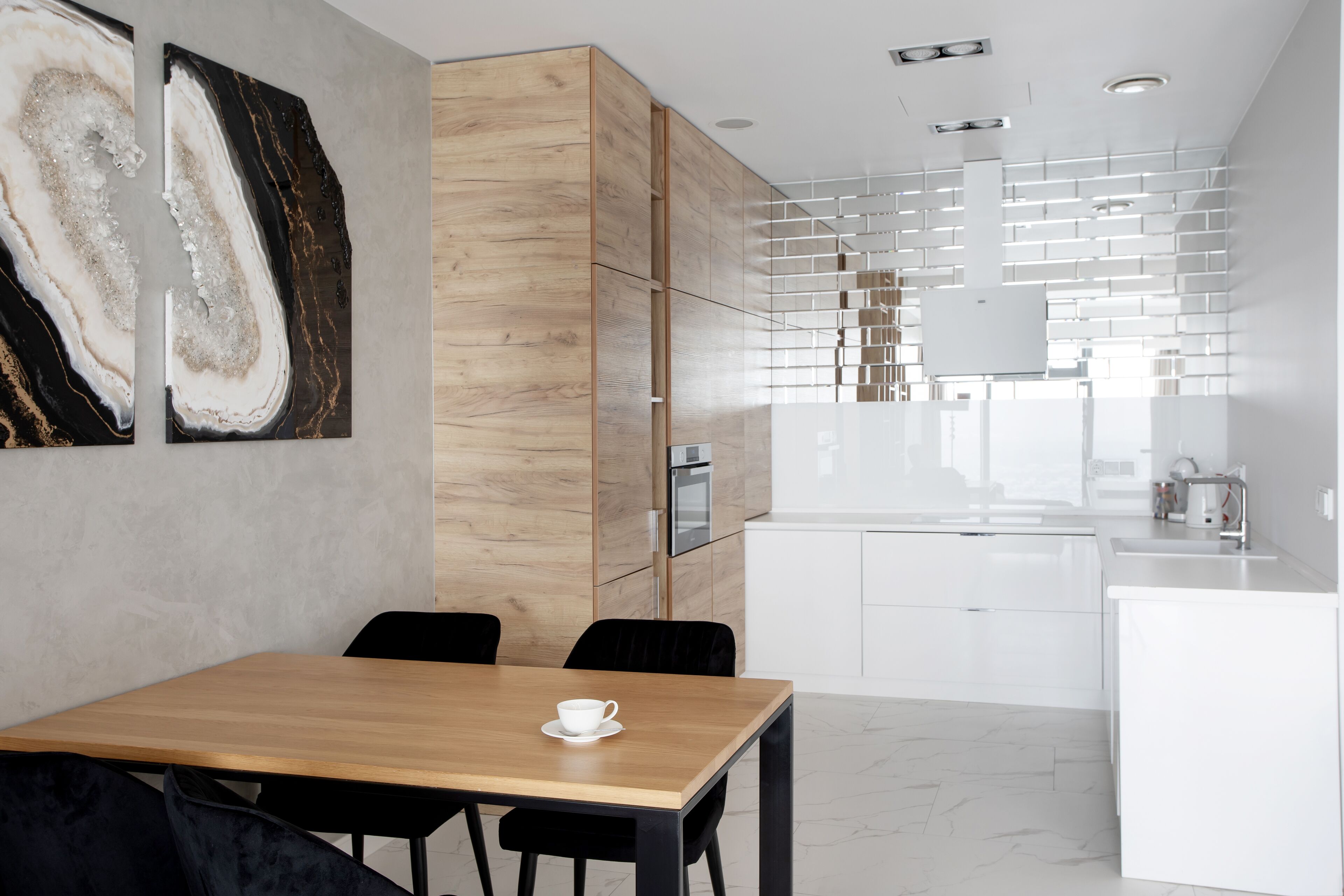 deluxe suite with jetted tub | in-room dining