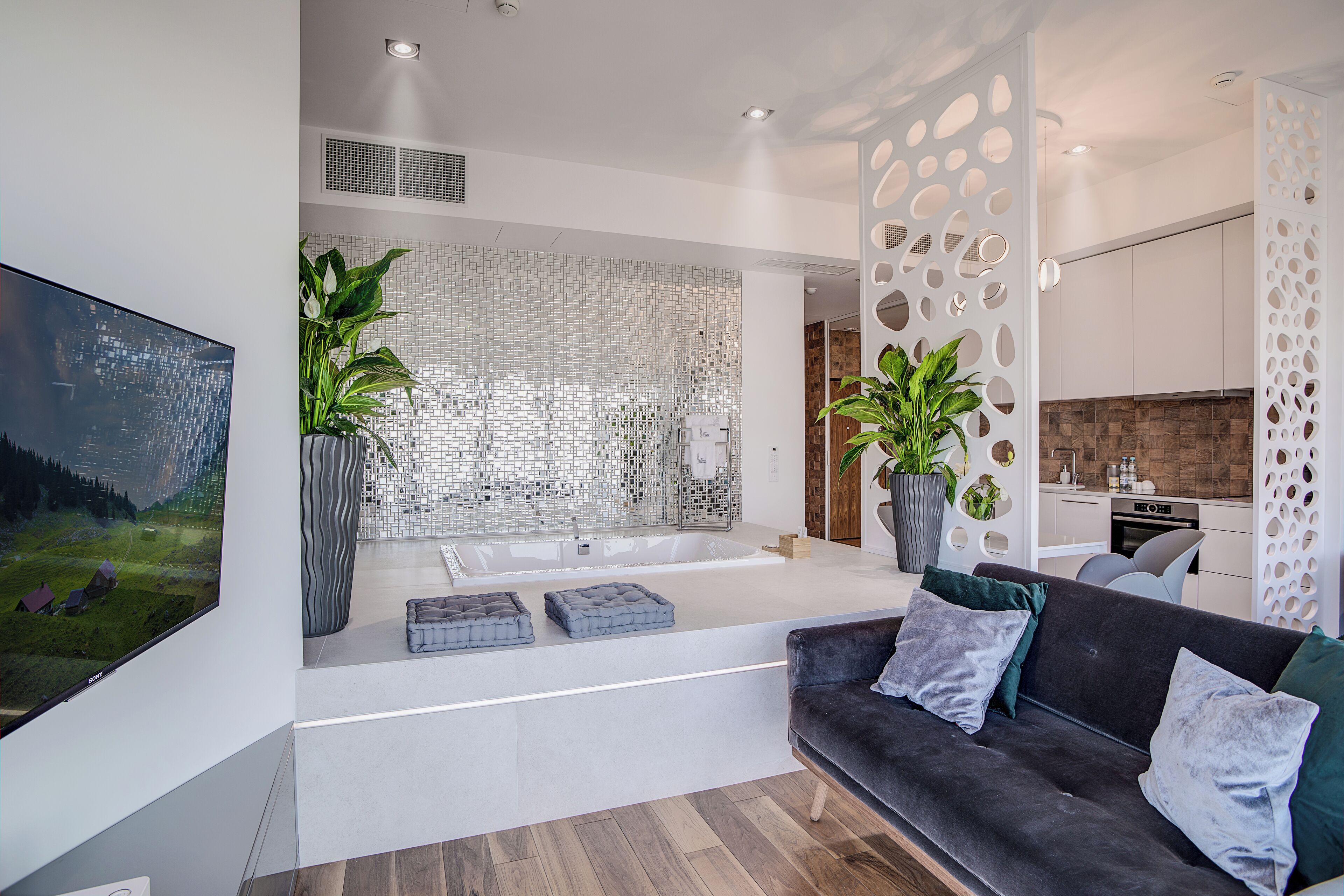 executive suite with in-room bathtub | 1 bedroom, individually decorated, soundproofing, iron/ironing board