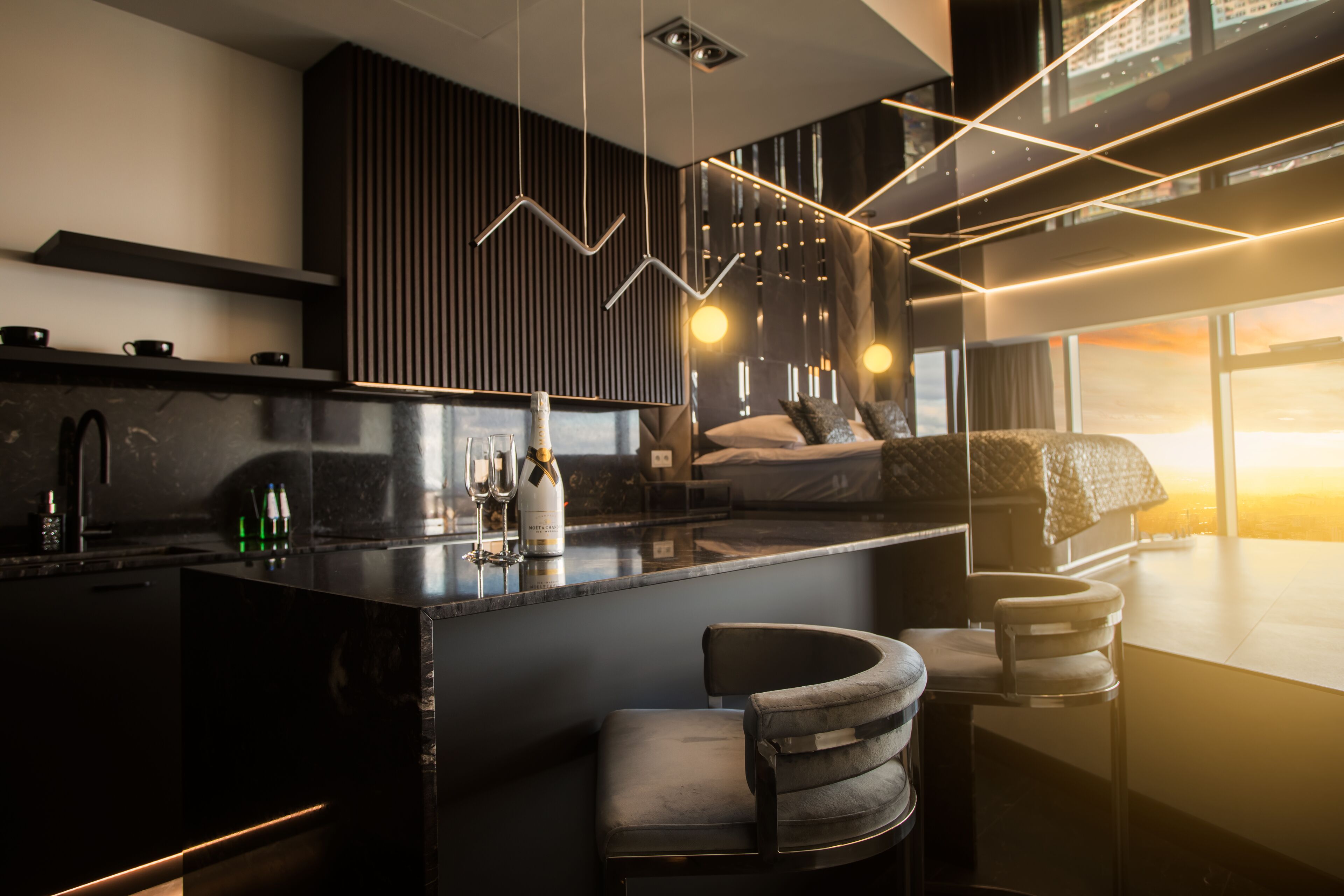 deluxe suite with jetted tub | 1 bedroom, individually decorated, soundproofing, iron/ironing board