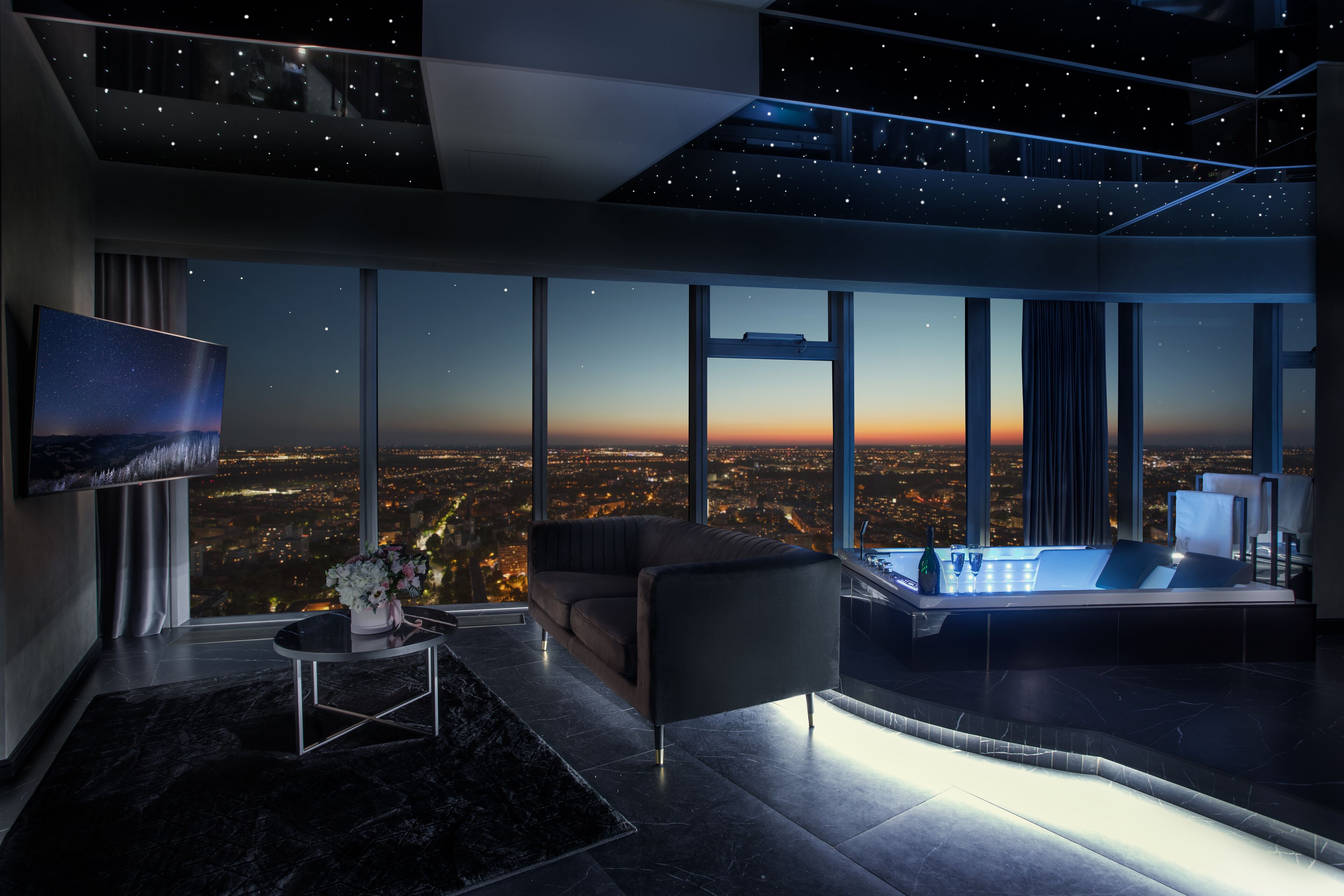 Deluxe Suite with Jetted Tub | City view