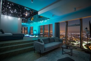 Deluxe Suite with Jetted Tub | 1 bedroom, individually decorated, individually furnished, soundproofing - In The Sky - Sky Tower Apartments (Wroclaw)