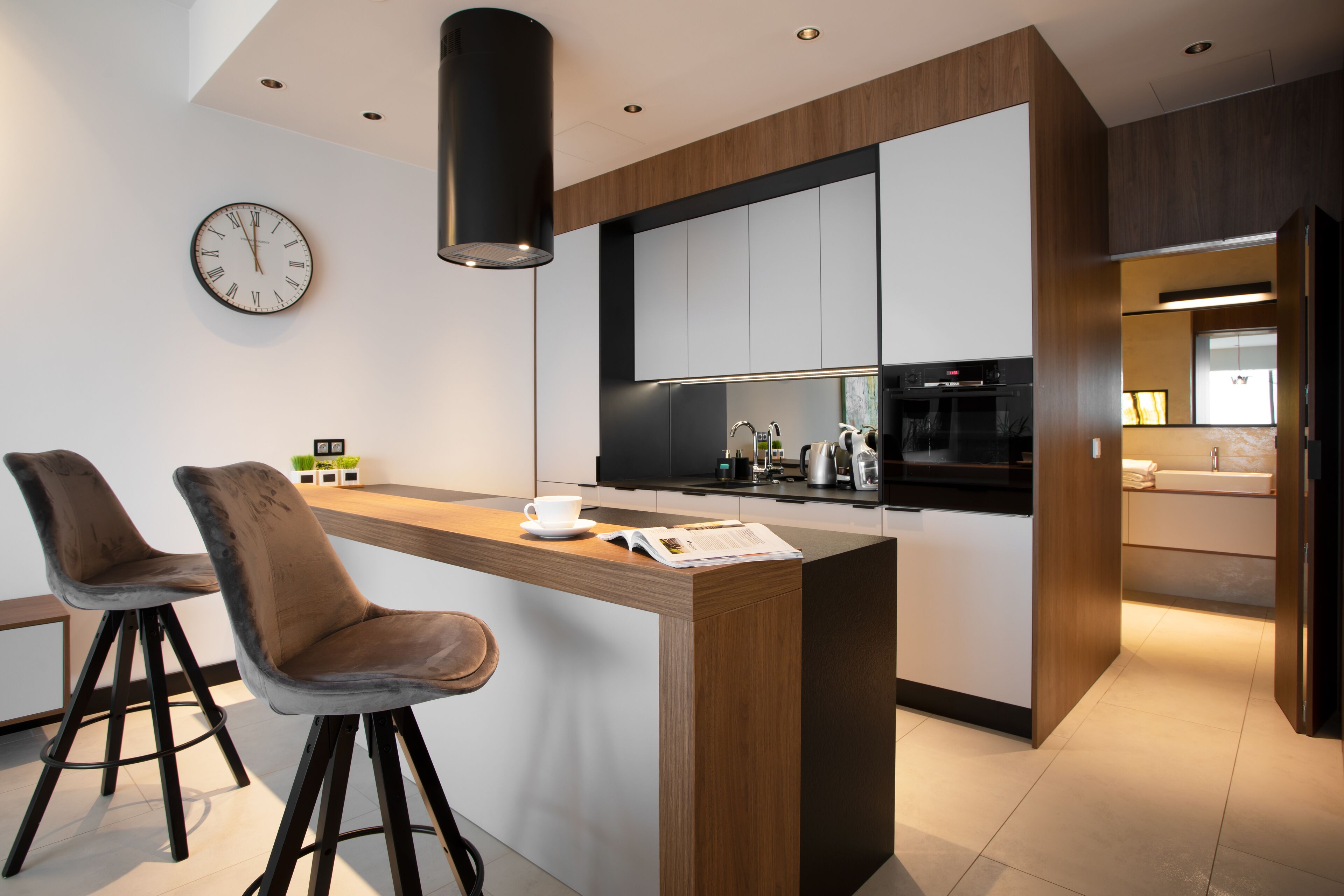 Apartment Deluxe (2 person, Bathtub City View) | Cocina privada | Cafetera o tetera, frigorífico grande, microondas y horno