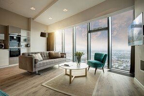 Apartment Executive Suite (1 room, City View) | Living area