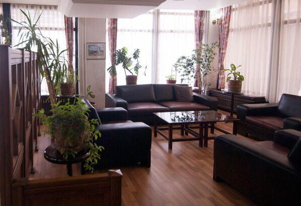 Lobby sitting area - Saban Acikgoz Hotel (Edirne)