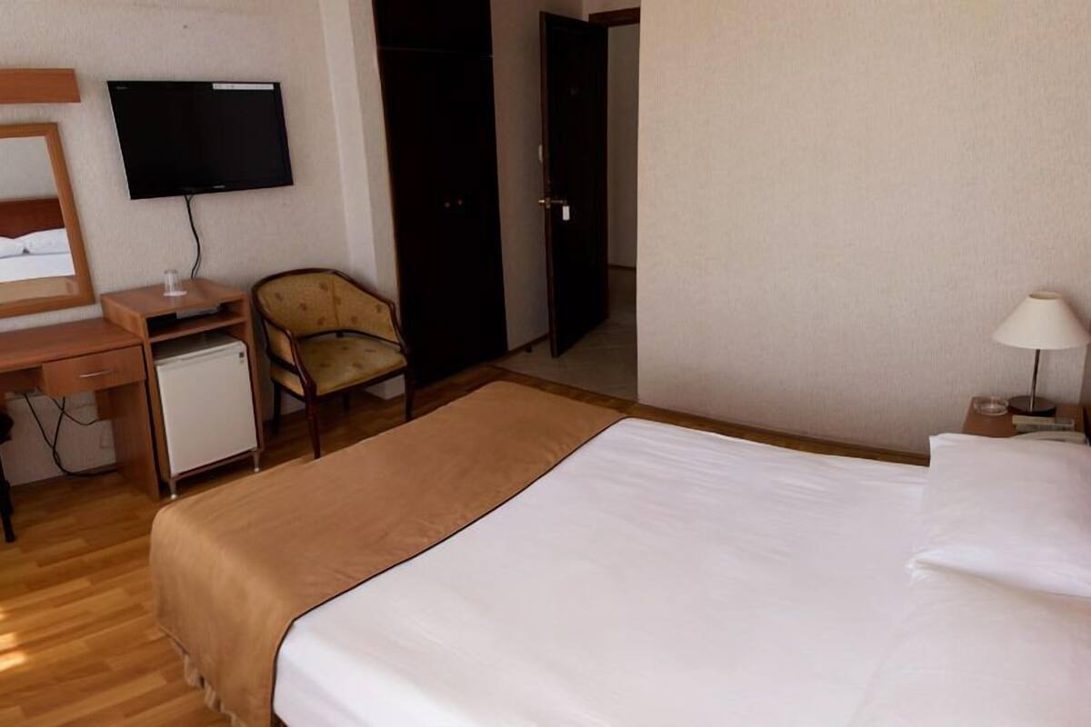 Double or Twin Room | In-room safe, desk, iron/ironing board (on request), WiFi (free)
