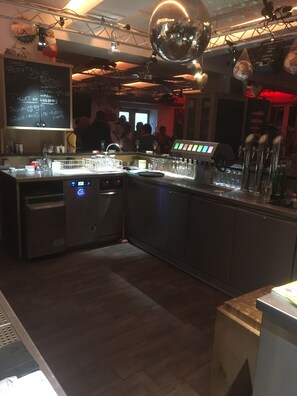 Bar (trong khuôn viên)