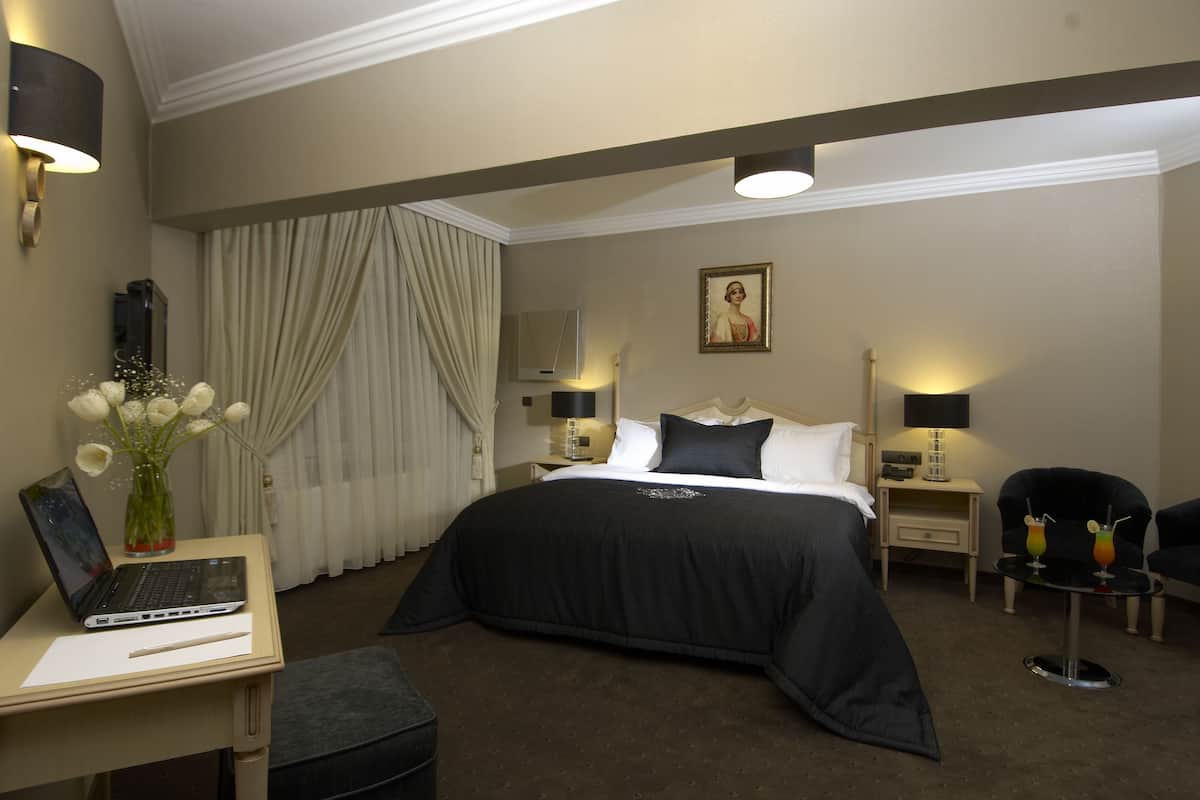 Suite, Jetted Tub | Premium bedding, free minibar items, in-room safe, soundproofing