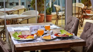 Se sirven comidas, cenas y cocina internacional