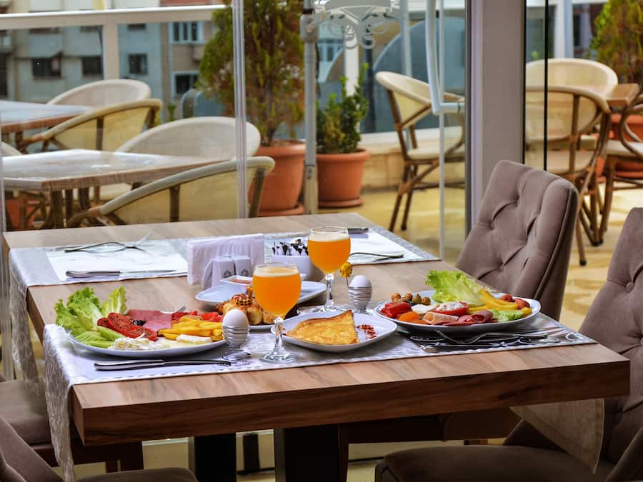 Serveert lunch en diner, internationale gerechten