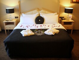 标准双人房或双床房 | 高档床上用品、免费迷你吧物品、客房内保险箱、隔音