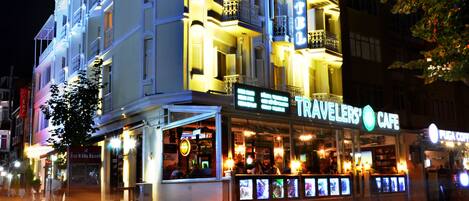 Majoituspaikan julkisivu illalla/yöllä