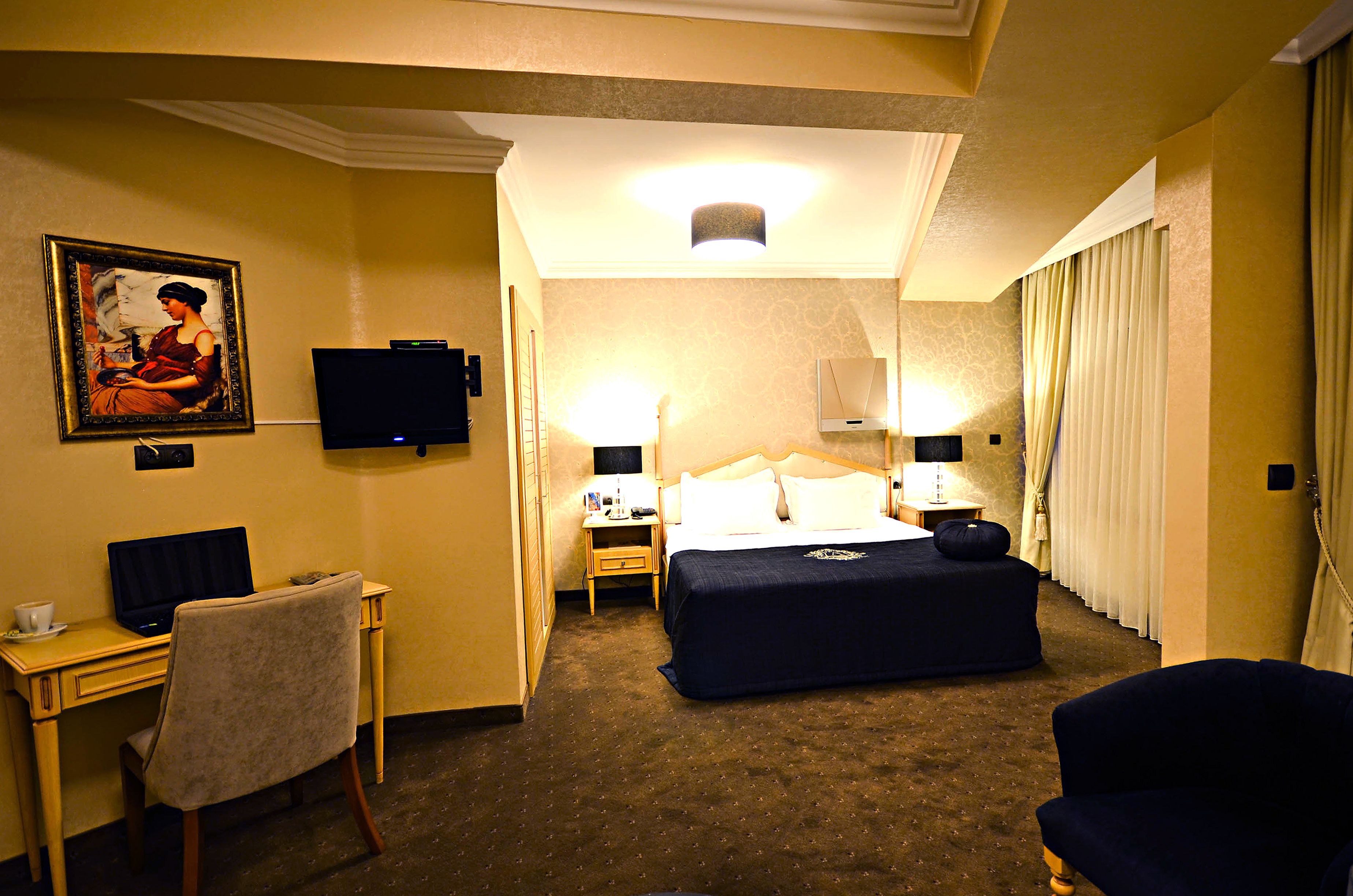 suite, corner | premium bedding, free minibar items, in-room safe, soundproofing