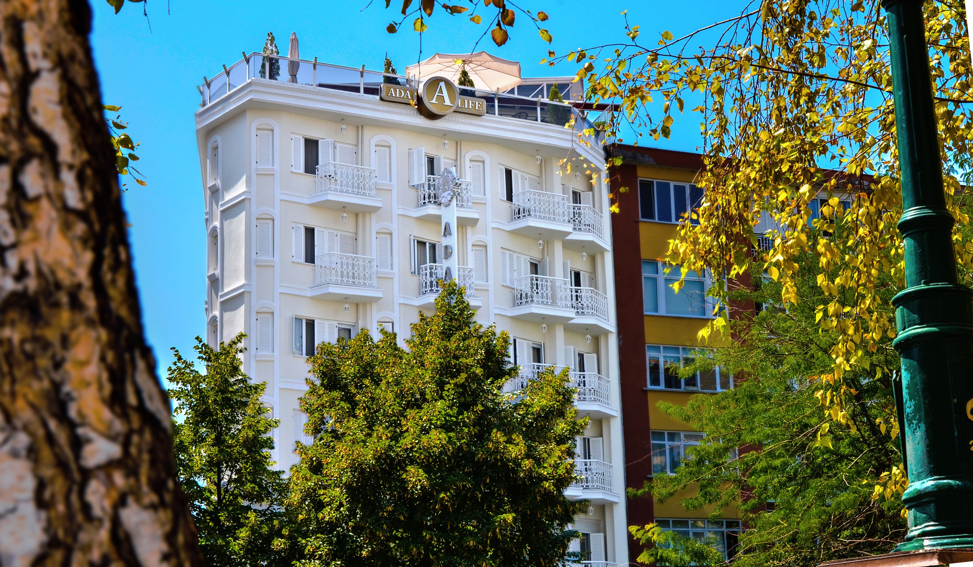 A multi-story hotel with balconies and a sign reading "AIDA LIFE".