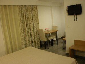 Blackout curtains, free WiFi, bed sheets - Mimosa Suites (Rhodes)