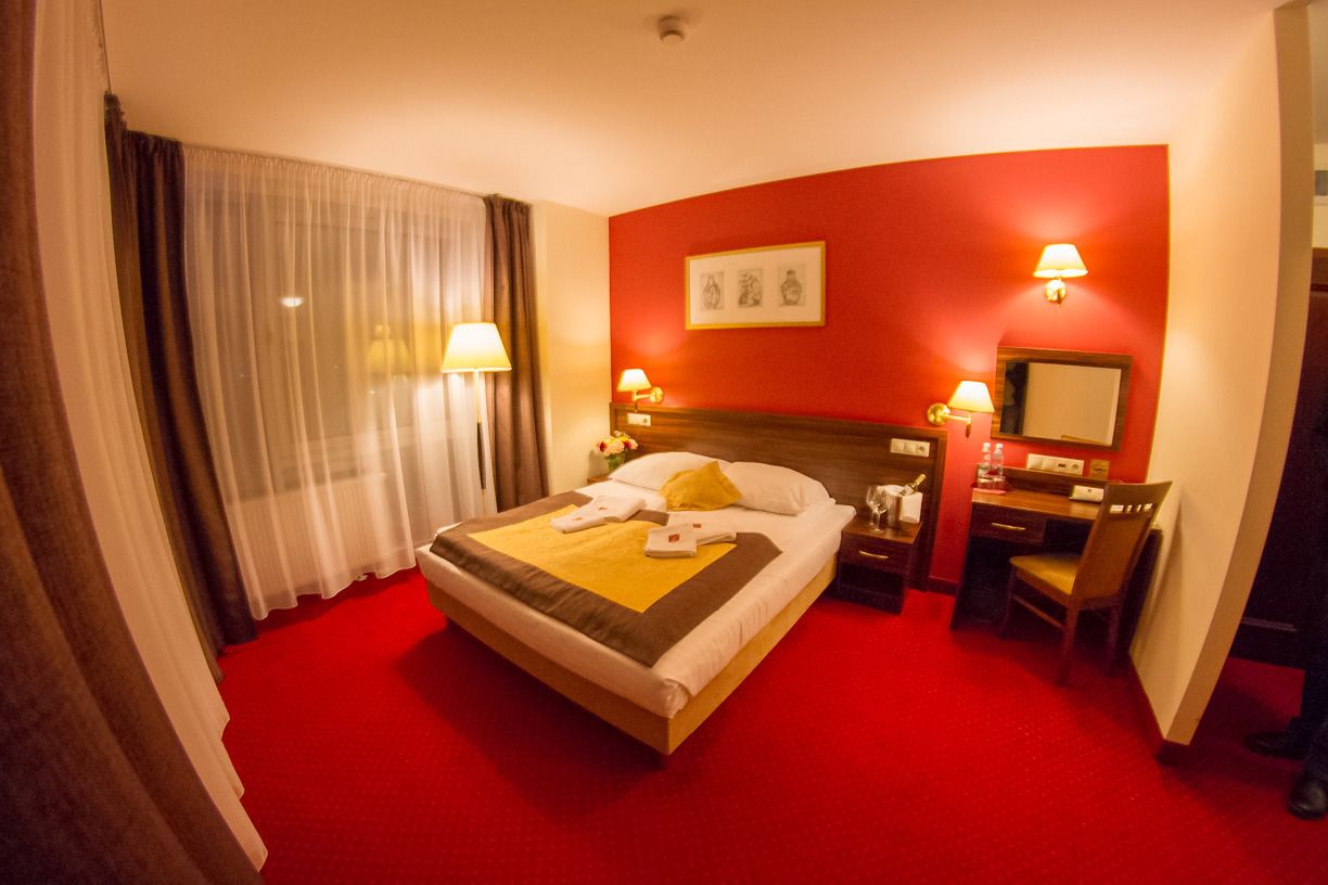 セーフティボックス (室内)、デスク、アイロン / アイロン台、WiFi (無料)